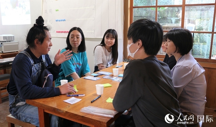 通過卡片游戲，模擬如何解決海洋垃圾問題。人民網(wǎng) 許可攝