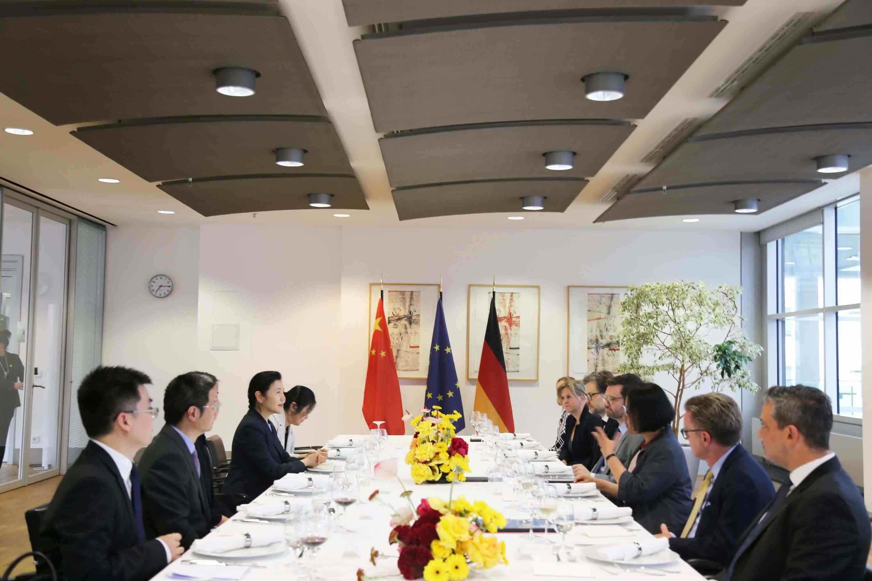 司法部長賀榮與德國聯(lián)邦司法部長布施曼舉行會談。