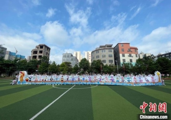 圖為學生們展示剛完成的長卷。 興業(yè)縣融媒體中心供圖