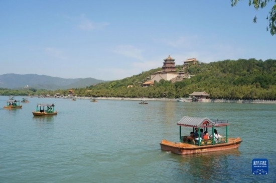 6月22日，游人在北京頤和園乘坐游船。新華社記者 任超 攝