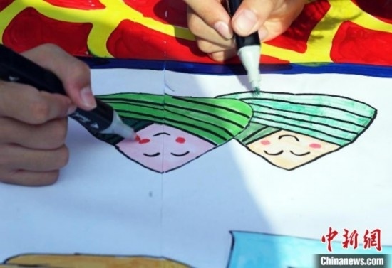 圖為長卷繪畫現(xiàn)場。 興業(yè)縣融媒體中心供圖