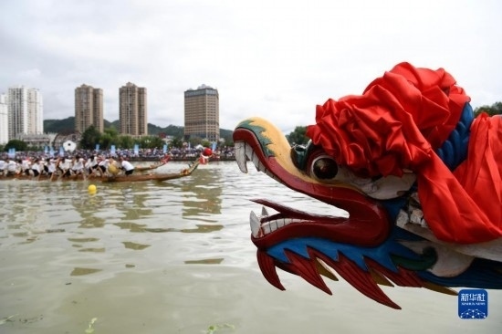 6月23日，在貴州省黔東南苗族侗族自治州施秉縣舉行的獨(dú)木龍舟節(jié)上，獨(dú)木龍舟進(jìn)行比賽。