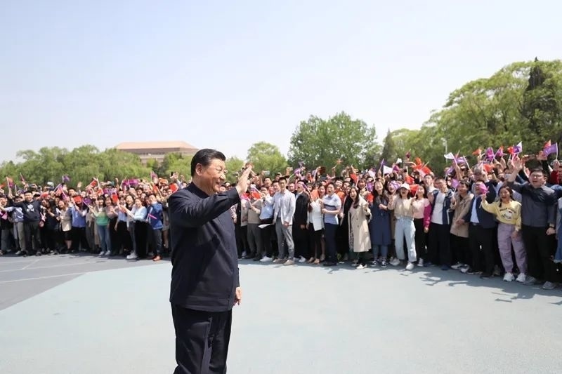 2021年4月19日，在清華大學(xué)建校110周年校慶日即將來(lái)臨之際，習(xí)近平來(lái)到清華大學(xué)考察。圖為習(xí)近平離開(kāi)學(xué)校時(shí)，同師生們揮手致意。新華社記者 鞠鵬 攝