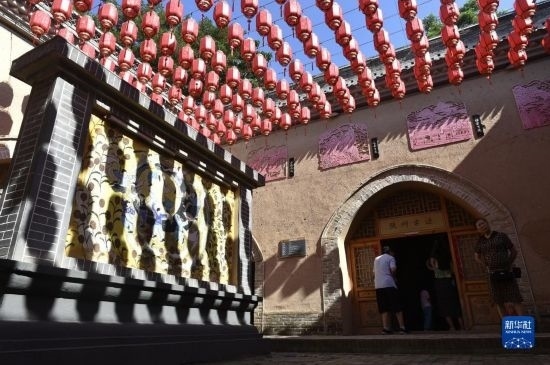 6月23日，游人在三門峽市陜州地坑院景區(qū)內(nèi)游覽。