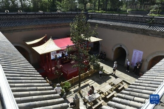 6月23日，游人在三門峽市陜州地坑院景區(qū)內(nèi)游覽。