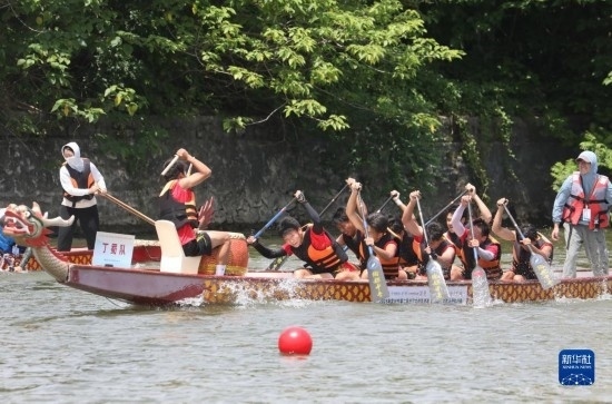 6月23日，在江蘇省宜興市舉行的龍舟競(jìng)渡賽中，參賽選手們奮力拼搏。