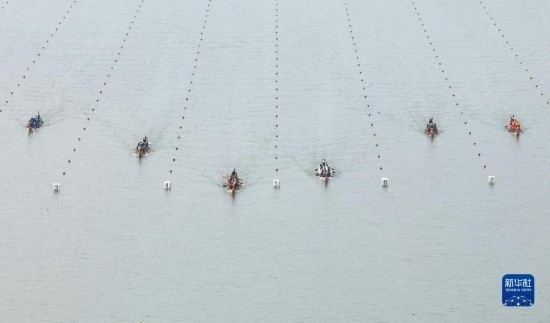 6月23日，在江蘇省泰州市水上運(yùn)動(dòng)訓(xùn)練基地，人們參加龍舟比賽（無(wú)人機(jī)照片）。