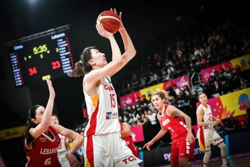 中國(guó)女籃隊(duì)員韓旭籃下進(jìn)攻。圖片來(lái)源：國(guó)際籃聯(lián)