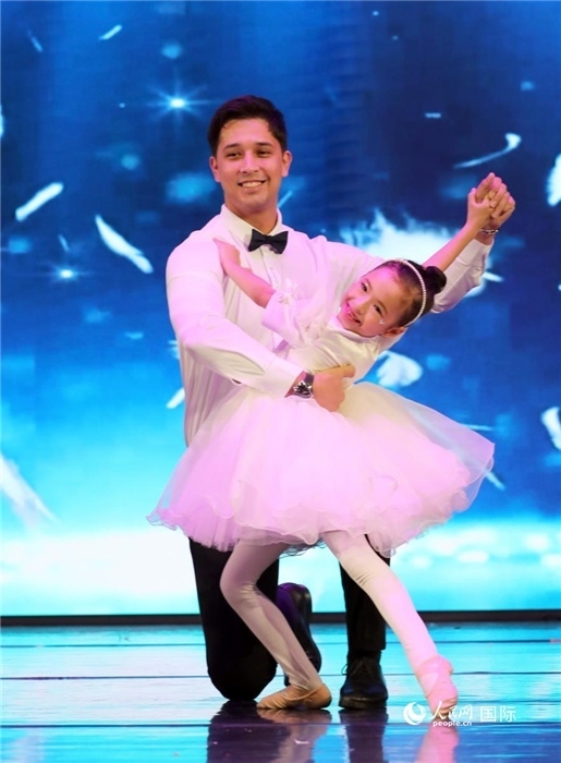 父女共舞“愛的華爾茲”。人民網記者 管克江攝