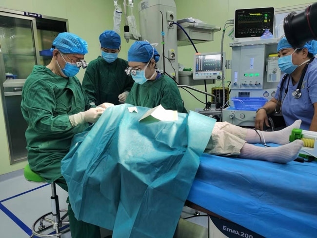 5歲的丹增貴吉正接受雙眼斜視矯正手術(shù)。人民網(wǎng)記者 李棟攝