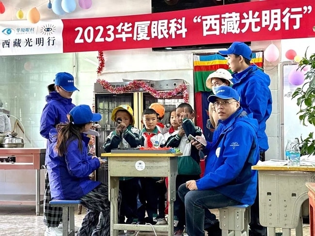 華廈眼科醫(yī)務(wù)人員對(duì)當(dāng)?shù)厣倌陜和M(jìn)行近視、弱視、斜視篩查。人民網(wǎng)記者 李棟攝