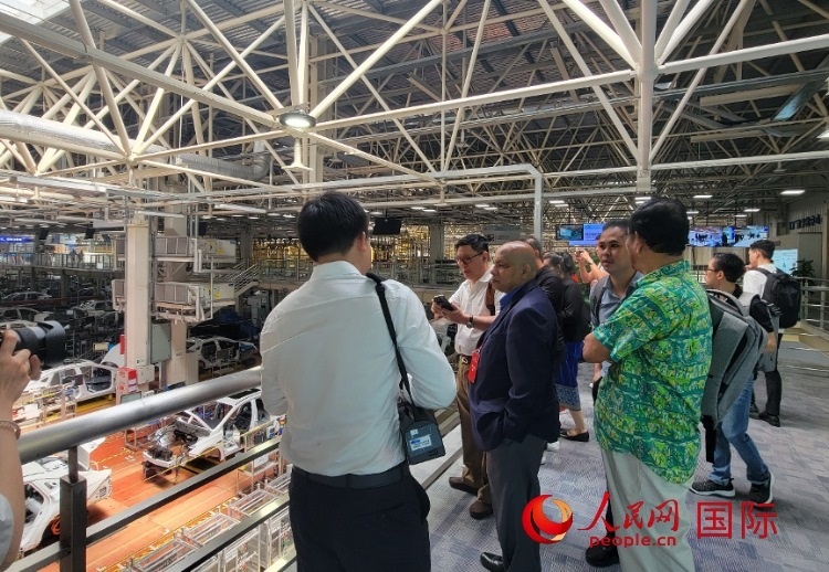 外媒記者在廣汽埃安車(chē)間參觀。人民網(wǎng) 寧玉瑛攝