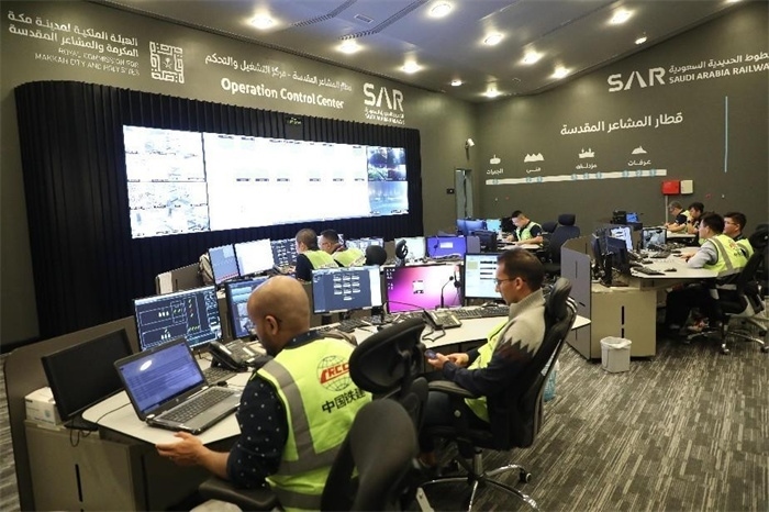 中外工作人員在控制室工作。中國鐵建供圖