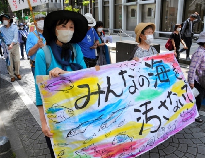 2023年6月20日，日本民眾在福島縣政府周?chē)e行抗議活動(dòng)，強(qiáng)烈反對(duì)核污水排海計(jì)劃，呼吁保護(hù)漁業(yè)資源。圖片來(lái)源：《朝日新聞》