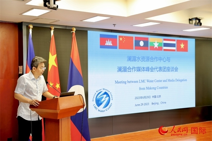 由瀾湄六國有關(guān)部門及主流媒體等組成的采訪團與中方代表在瀾湄水資源合作中心舉行座談會。水利部國際合作與科技司副司長、一級巡視員、瀾湄水資源合作聯(lián)合工作組中方組長李戈發(fā)表講話。（人民網(wǎng) 李世奇攝）