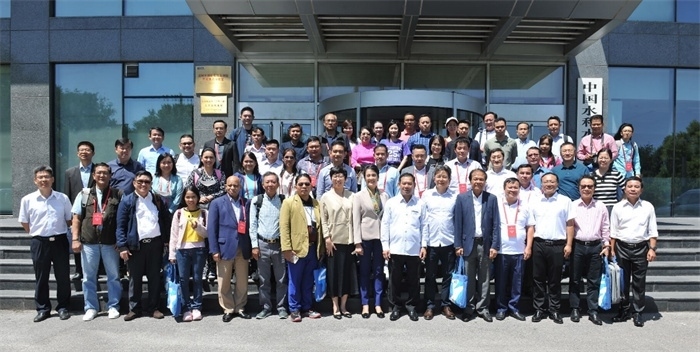 由瀾湄六國有關(guān)部門及主流媒體等組成的采訪團與中方代表在瀾湄水資源合作中心門口合影。（瀾湄水資源合作中心供圖）