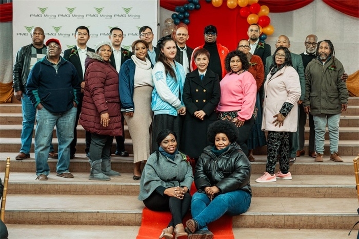 PMG礦業(yè)公司股東和管理團(tuán)隊(duì)和演講嘉賓合影。（圖片來源：廣西大錳南非PMG礦業(yè)有限公司）