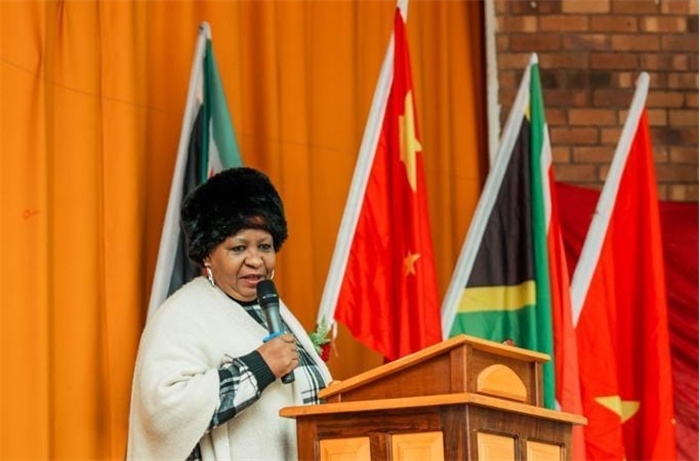Magdeline Mokwena女士致辭。（圖片來源：廣西大錳南非PMG礦業(yè)有限公司）