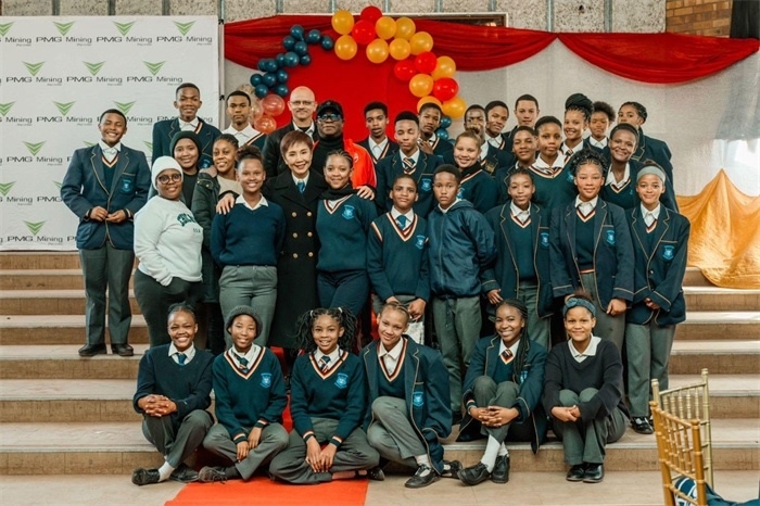 Blinkklip高中的學(xué)生們。（圖片來源：廣西大錳南非PMG礦業(yè)有限公司）