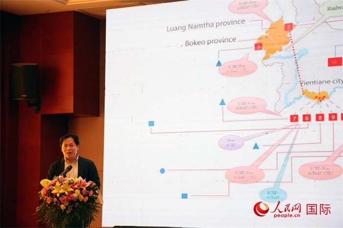 老撾計劃與投資部發(fā)展研究院院長史提羅斯·拉斯福尼在活動現(xiàn)場發(fā)言。人民網(wǎng)記者楊一攝