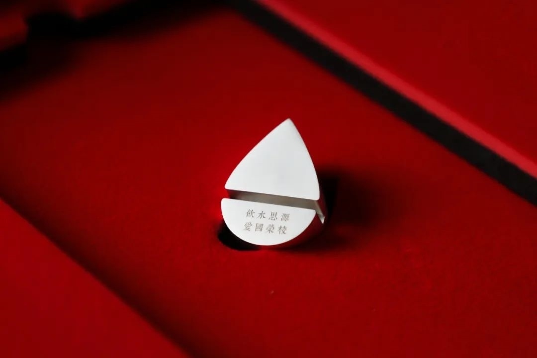 上海交通大學(xué)發(fā)布2023年錄取通知書禮盒。校方供圖