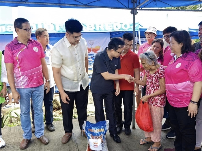 中國(guó)駐菲律賓大使館向部分馬榮火山受災(zāi)家庭分發(fā)賑災(zāi)物資。中國(guó)駐菲律賓大使館供圖