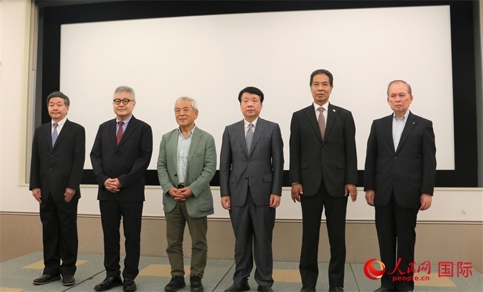 主辦方與嘉賓合影。（人民網(wǎng) 許可攝）