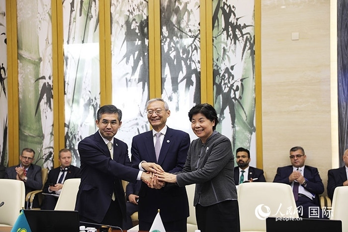 上合組織秘書處、哈駐華使館、上合組織睦鄰友好合作委員會簽署《聯(lián)合行動計劃》。人民網(wǎng) 俄布拉依攝