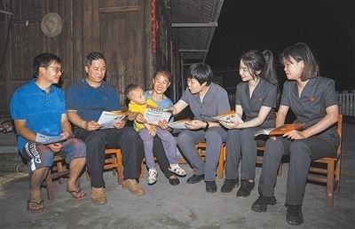 “法治屋場會”上，法院黨員志愿服務(wù)隊在給種植戶普及法律知識。