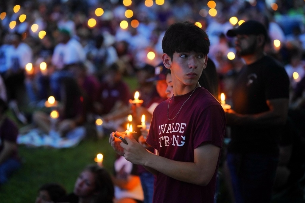 5月24日，在美國得克薩斯州小城尤瓦爾迪，人們參加守夜儀式悼念校園槍擊遇害者。當(dāng)日是美國尤瓦爾迪大規(guī)模校園槍擊事件一周年。新華社記者吳曉凌攝