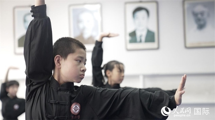 正在練習劈掛拳的武術(shù)學(xué)童。人民網(wǎng)記者 袁蒙攝
