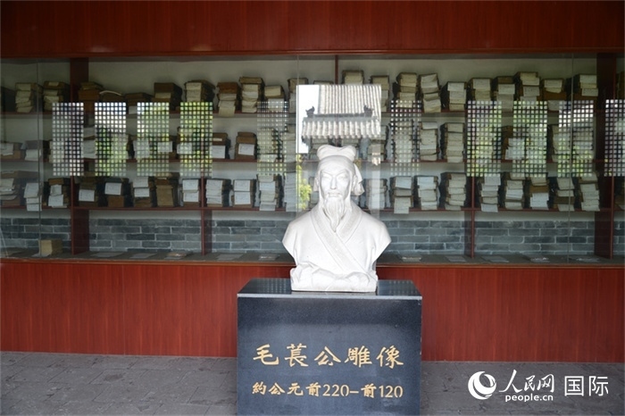 河間詩經(jīng)齋毛萇雕像。雕像后書櫥中陳列的是歷代各版本《詩經(jīng)》及譯本。 人民網(wǎng) 趙昭攝