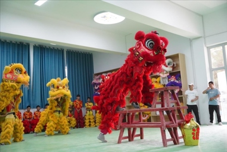 開課儀式現(xiàn)場(chǎng)，疏附縣第一中學(xué)舞獅隊(duì)的醒獅表演。