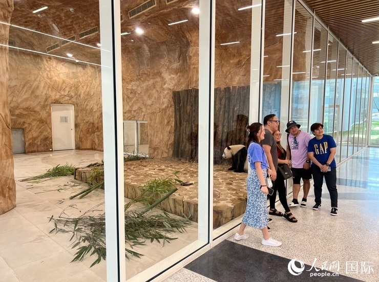 當(dāng)?shù)赜慰团c“四海”合影。人民網(wǎng)記者 張志文攝