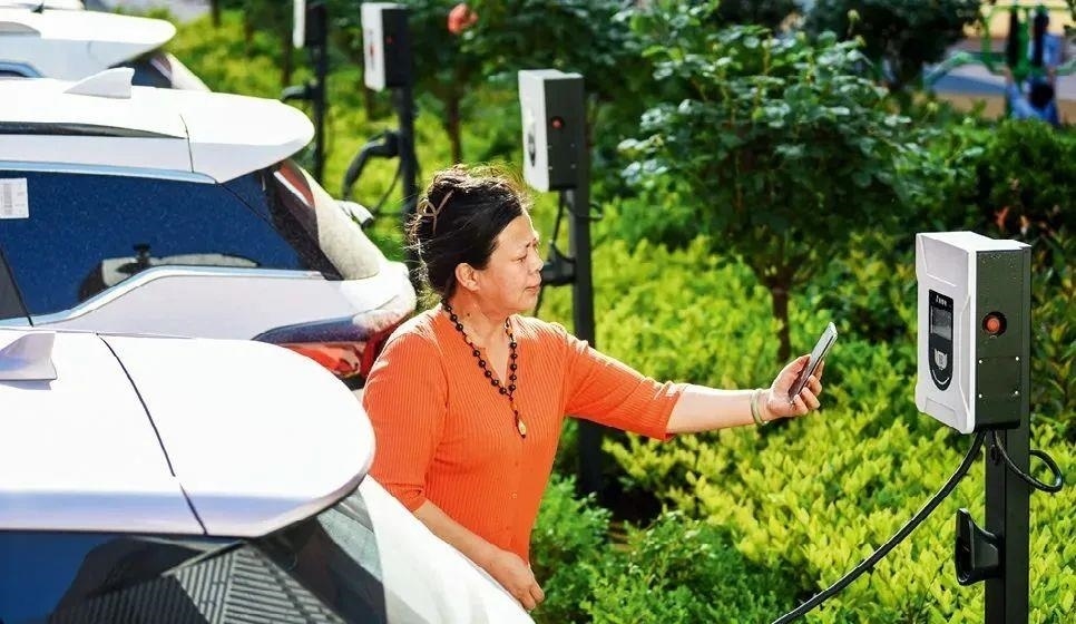 2023年5月24日，山東省膠州市新立街小區(qū)內(nèi)一位居民使用電動(dòng)汽車充電樁掃碼充電。該小區(qū)加裝各類智慧設(shè)備，打造“智慧社區(qū)”，為居民生活帶來便利。