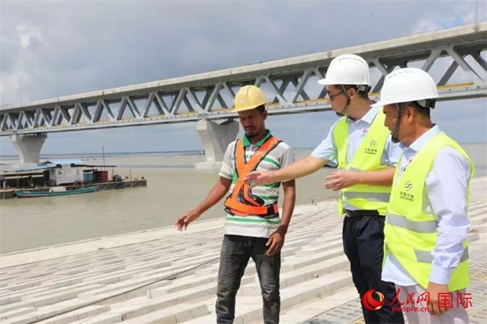 孟加拉國帕德瑪大橋河道整治工程北岸整治區(qū)域長1.5千米，南岸長11.5千米，是目前世界上規(guī)模最大的河道整治工程。人民網(wǎng)記者 孫廣勇攝