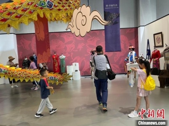 市民參觀展覽。祝歡 攝