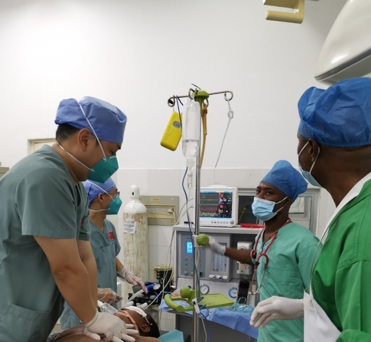 麻醉科李學(xué)斌醫(yī)生和手術(shù)室護(hù)士趙鈺進(jìn)行復(fù)蘇搶救。中國第二十九批援幾內(nèi)亞醫(yī)療隊(duì)供圖