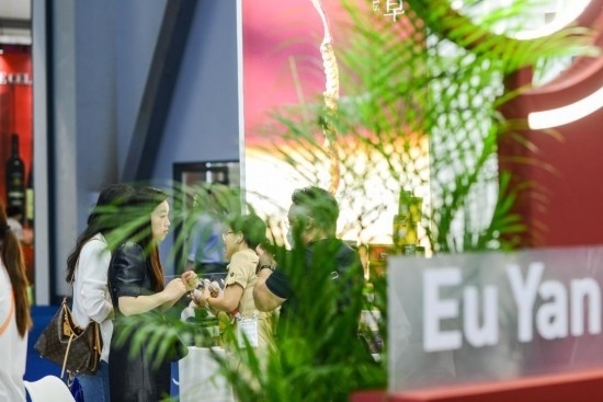 RCEP成員國(guó)企業(yè)亮相第三屆消博會(huì)。2023年4月12日，參觀者在新加坡企業(yè)余仁生的展臺(tái)了解產(chǎn)品。新華社記者王澤聰攝