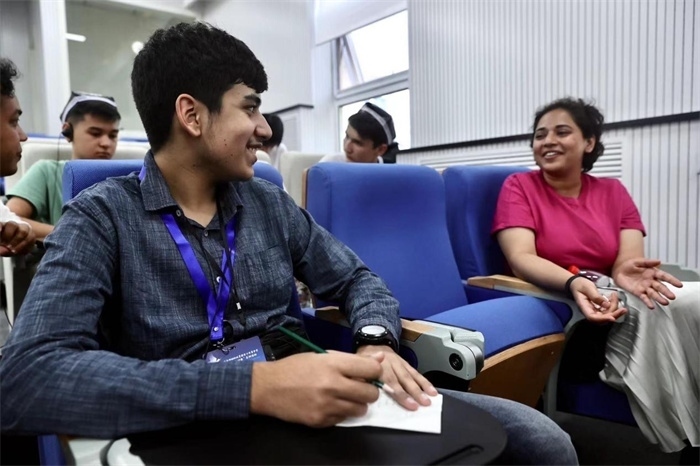 “上合小記者”在中國傳媒大學(xué)外語學(xué)院采訪留學(xué)生。中新社供圖