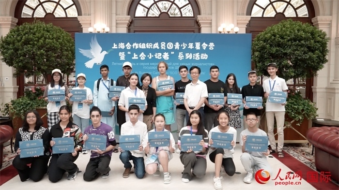 主辦單位為“上合小記者”頒發(fā)證書。實習(xí)生 方明軒攝