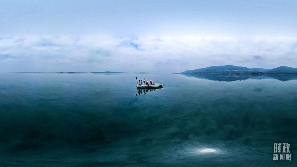 丹江口水庫，工作人員正在采集水樣。（總臺(tái)國廣記者李晉拍攝）