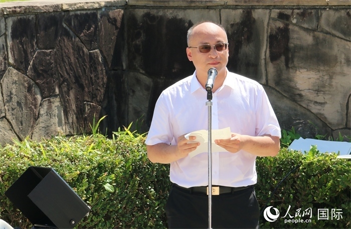 昆明市副市長(zhǎng)安恩法在紀(jì)念儀式上致辭。人民網(wǎng) 許可攝