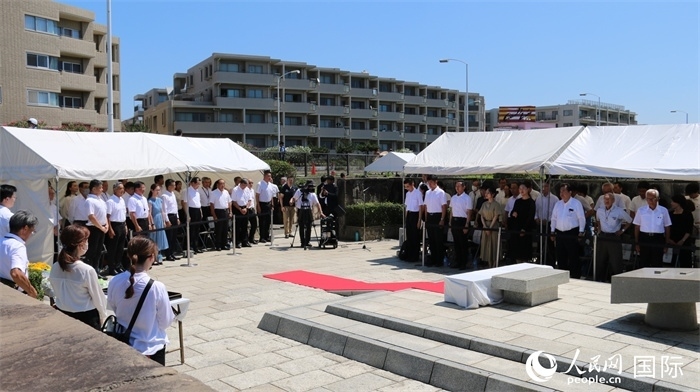 參加紀(jì)念活動(dòng)者全體起立默禱。人民網(wǎng) 許可攝