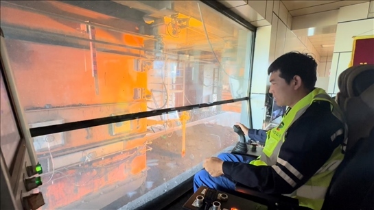 國家電投內(nèi)蒙古公司南露天煤礦裝車站司機石繼立的操縱下，一次性60噸的煤炭穩(wěn)穩(wěn)裝入車廂。人民網(wǎng) 金洪花攝