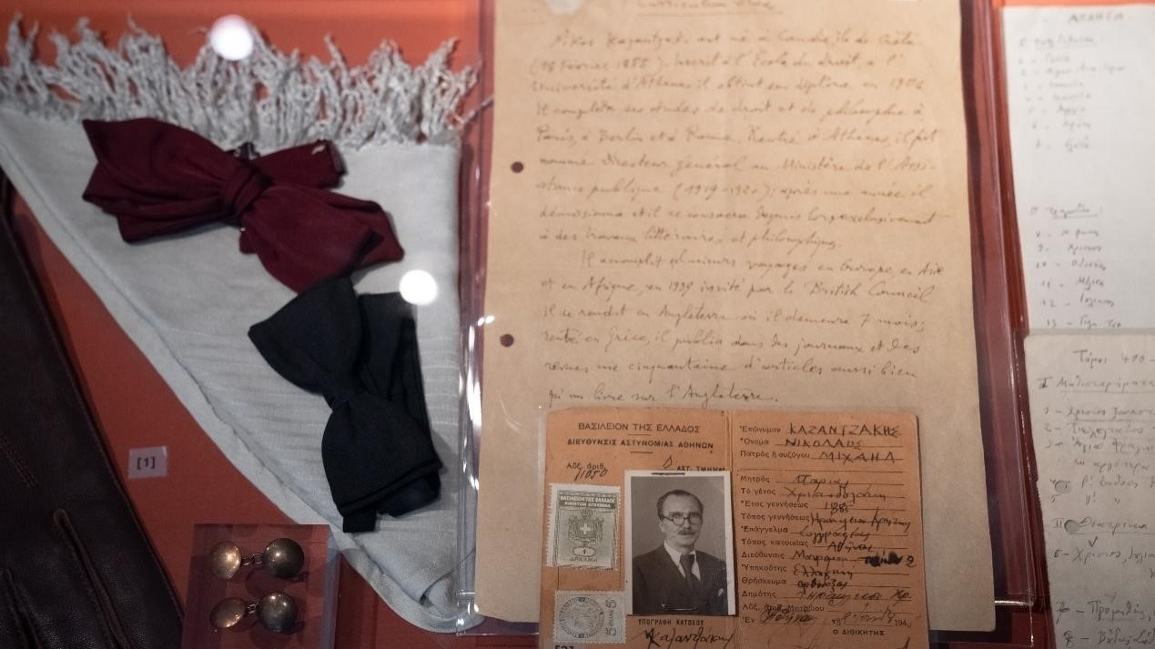 卡贊扎基斯的法語簡歷。人民網(wǎng)記者 葛泰佚攝