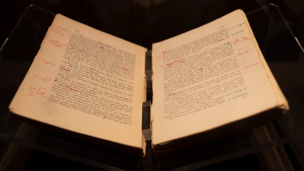 《希臘人左巴》初印后，卡贊扎基斯的修改批注。人民網(wǎng)記者 葛泰佚攝