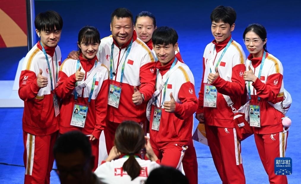 7月22日，中國代表團部分成員在歡迎儀式后合影。新華社記者 王曦 攝