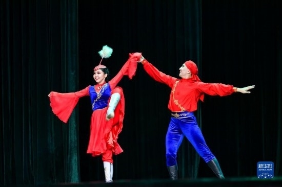 7月21日，哈薩克斯坦薩爾塔納國家舞蹈團的演員在演出。