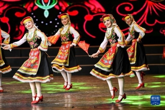 7月21日，哈薩克斯坦薩爾塔納國家舞蹈團的演員在演出。